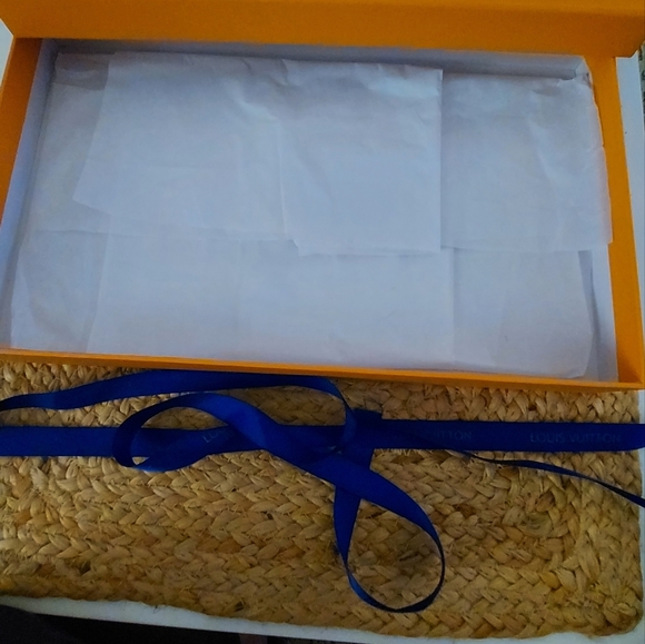 Authentic large Louis Vuitton Box with Ribbon - Picture 9 of 9